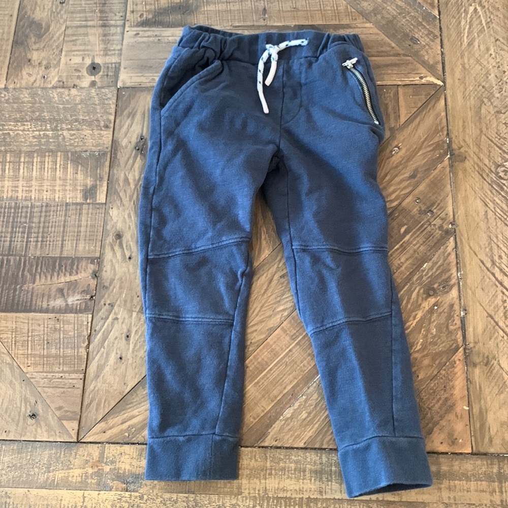 Boys size 5 sweatpants.